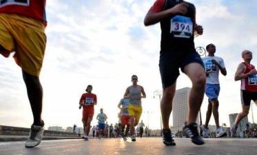 Los expertos de Sanitas han elaborado un listado con una serie de consejos para practicar running de manera segura durante esta época del año. Foto: EFE