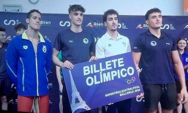 Carles Coll, el segundo por la izquierda, sujetando el ‘billete olímpico’ en el nacional de Palma. foto: dt