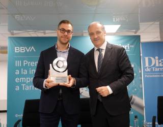 El fundador de la empresa ganadora, Biophenolics, Husam Dabbagh, y el director de zona de BBVA en Tarragona, Carles Riado. Foto: Pere Ferré