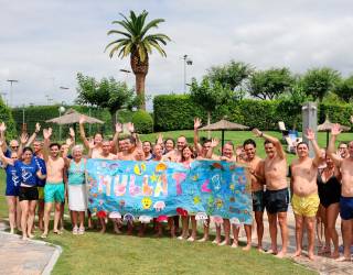 Representantes y participantes en Reus mostrando una pancarta del acto. Foto: alba mariné