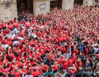 Eufòria entre la Joves, després de carregar el 3d10fm, que la Vella va aplaudir. FOTO: ÀNGEL ULLATE