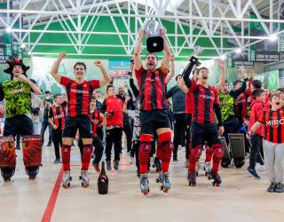 Los jugadores del Reus ofrecen el trofeo de Copa a la afición. Foto: Marc Bosch