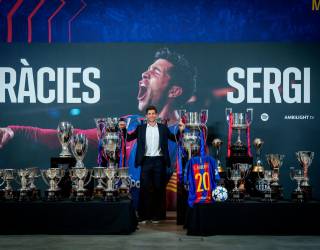 Sergi Roberto posa con los 25 títulos conseguidos de azulgrana. Foto: FC Barcelona