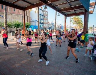 La clase de zumba se realizó bajo la pérgola del Serrallo. Foto: MARC BOSCH