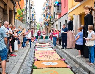 Els veïns del barri del Carme, amb catifes a terra fetes per a l’ocasió, ahir escoltant mossèn Josep M. Gavaldà (a la dreta). Foto: ALFREDO GONZÁLEZ