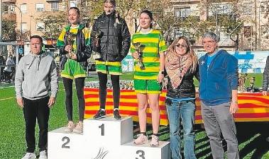 Uno de los podios del cros, con las tres primeras alumnas clasificadas..