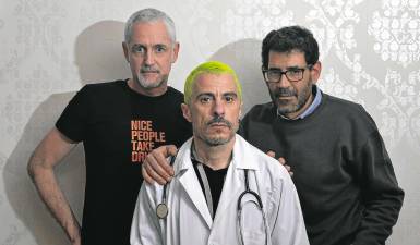 Los escritores José Ángel Mañas y Jordi Ledesma junto al doctor Fernando Caudevilla. Foto: Cedida