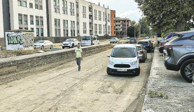 Nuevas plazas de parking en el trazado de la vía del tren. foto: MCG