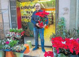 Llorenç Belencoso, a la puerta de la floristería de la calle Major. Foto: Marc Bosch