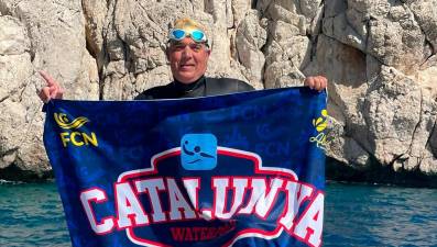 Jordi Cervera, celebrando su éxito frente a la costa turca una vez completada su travesía. foto: cedida