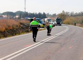 Dos agentes de los Mossos recopilando datos de un accidente de 2024. Foto: DT