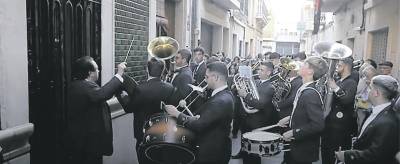 Les bandes de música de Carlet tocant l’Amparito Roca davant la casa on va viure Empar Marco, que n’inspirà la peça musical.