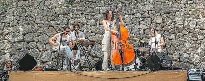 Concert de Magalí Datzira a l’entorn del’ermita de Sant Roc, a Paüls. Foto: Eufònic