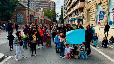 Una cinquantena de persones, entre pares, mares i alumnes, han tallat aquest divendres l’avinguda Prat de la Riba, davant de l’escola. FOTO: Alba Mariné