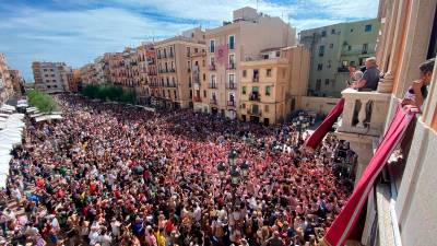 La Plaça de la Font abarrotada de gente durante los Pilars Caminant. Foto: Joel Medina