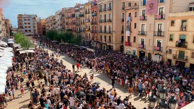 Els pilars caminant han causat una gran expectació a la Plaça de la Font. Foto: Joel Medina