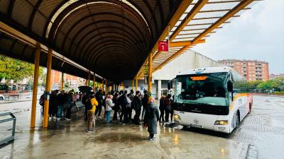 Pasajeros esperando al bus en la estación de Reus. Foto: Alba Mariné