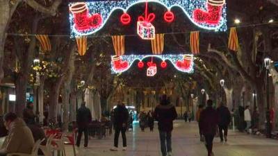 Els carrers del Vendrell ja estan guarnits d’elements nadalencs. Fot: DT