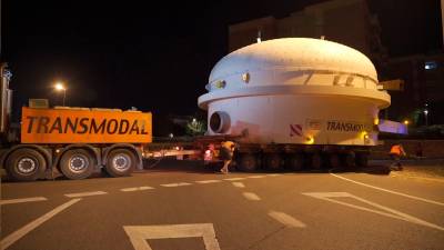 Traslado del tercer reactor de oxidación desde el Port de Tarragona. Foto: Repsol