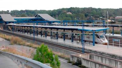 Imagen de un tren de alta velocidad en la estación del Camp de Tarragona. Foto: DT