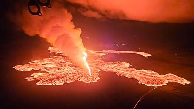 El volcán en erupción. Foto: EFE