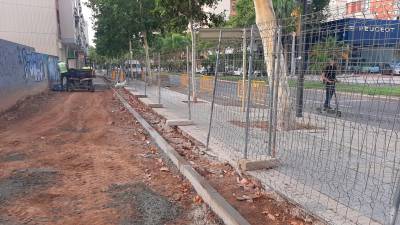 Las obras del nuevo carril bici de la avenida de Salou ya han empezado. Estará ubicado en la acera. Foto: Ajuntament de Reus