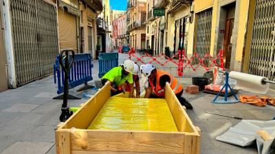 Els operaris tirant endavant les tasques que s’han fet aquests dies a la ciutat. foto:cedida