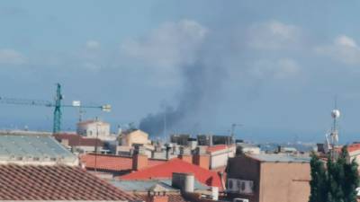 El humo se puede apreciar a kilómetros. Foto: Àngel Juanpere