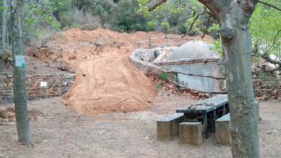 Els treballs són treure arrels i posar sorra abans d’asfaltar la zona per reforçar la cova. Foto: cedida