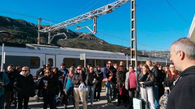 Viajeros esperando en la estación de Salomó. Foto: DT