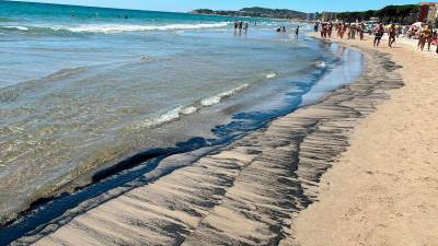 La playa de La Pineda con los restos de carbón. Foto: DT