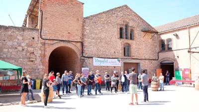 Una trentena de persones va assistir a la visita guiada pel celler de viveristes de Barberà. Foto: Roser Urgell
