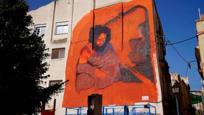 El mural, situat a la plaça del Novè Centenari, fa referència als gravats de les Coves de l’Espluga. Foto: Cedida