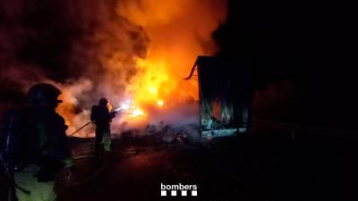 El camión en llamas esta madrugada. Foto: Bombers