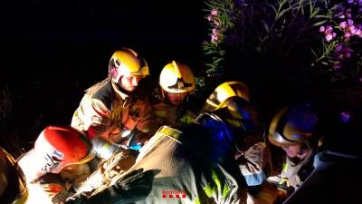 Bomberos liberando al conductor. Foto: Bombers