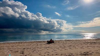 Las nubes sobre la playa de Calafell. FOTO: JMB