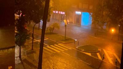 Imagen de la lluvia que ha caído esta noche en varios puntos de Tarragona. Foto: DT