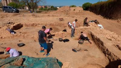 L’equip d’arqueòlegs treballant en les excavacions al Vilar, a Valls. Foto: cedida