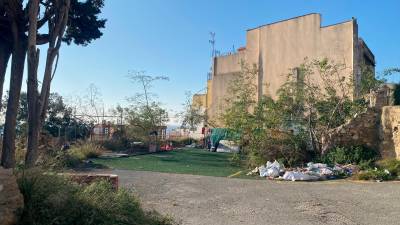 El solar en el que se ubicaba el antiguo Hostal del Sol, en el Passeig de Sant Antoni. Foto: Joel Medina Romero