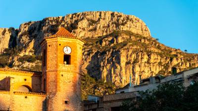 Mola de Colldejou y la iglesia de Sant Llorenç. FOTO: S. García/R. Julbe