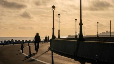 Ciclista en el dique de levante. FOTO: S. García