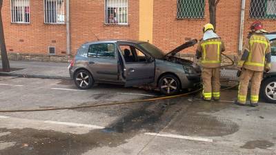 El coche incendiado en Reus. Foto: Ivan Compte