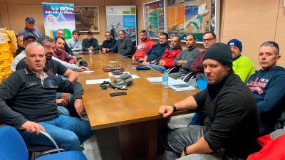 Reunión de los pescadores de la cofradía de Tarragona este jueves por la mañana. Foto: Joel Medina Romero