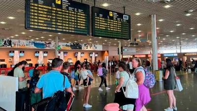 Diversos pasajeros en el aeropuerto de Reus, el pasado verano. Foto: Alfredo González