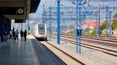 Imagen de un tren de alta velocidad llegando a la estación de Tarragona. Foto: Pere Ferré/DT