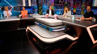 Cristina Pardo, Tamara Falcó, Pablo Motos, Nuria Roca y Juan del Val en una de las tertulias políticas de ‘El Hormiguero’. a3tv