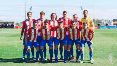 Gorka Santamaría y Pablo Fernádez posando juntos al lado del portero (amarillo) en el Sporting B en la temporada 2018-2019. foto: SPORTING