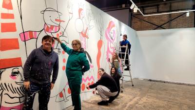 Ignasi Blanch (i) cuenta con la ayuda de estudiantes de arte de Tarragona y Barcelona. FOTO: Cedida