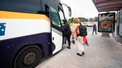 Usuarios suben en Altafulla al bus habilitado por el corte de vías. Foto: Marc Bosch