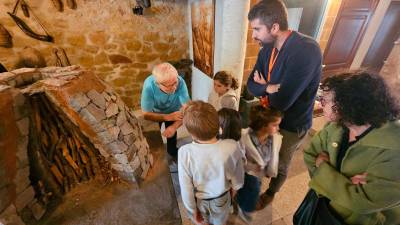 Riba-roja també ha iniciat projectes educatius per conservar el llegat de l’oli de ginebre. foto: Cedida